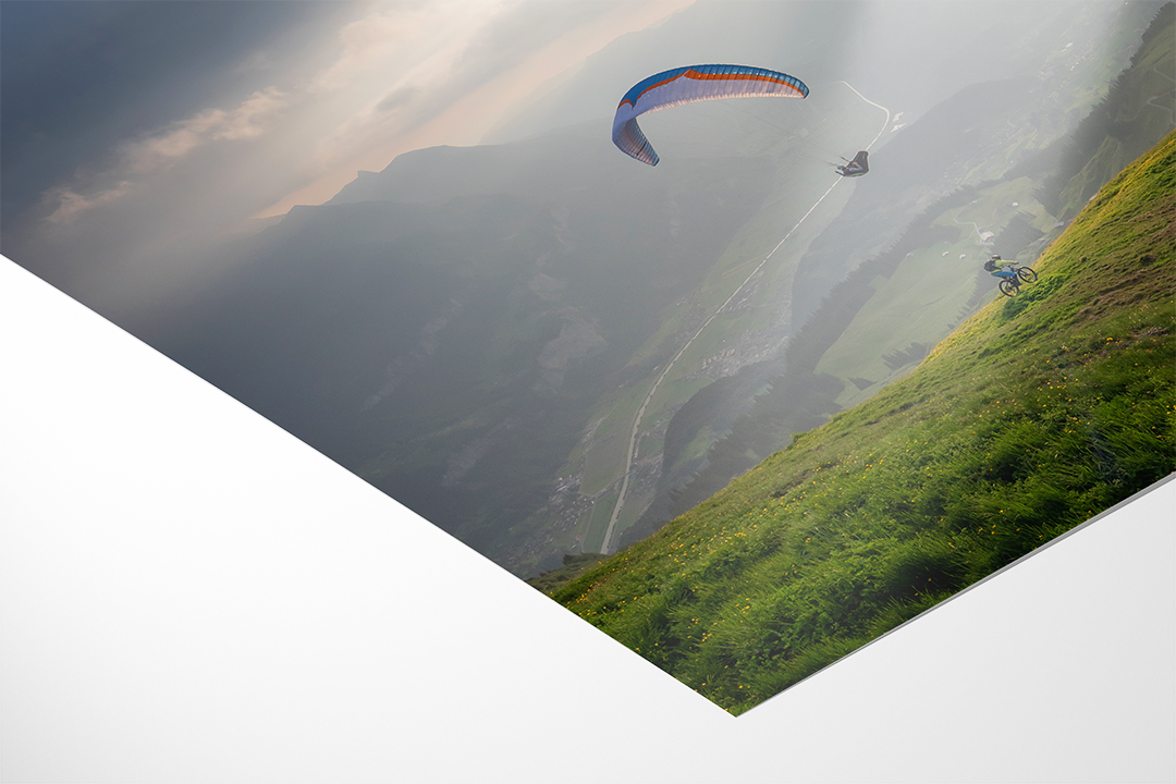 Gleitschirmflieger und Biker am Hasliberg | Original Print
