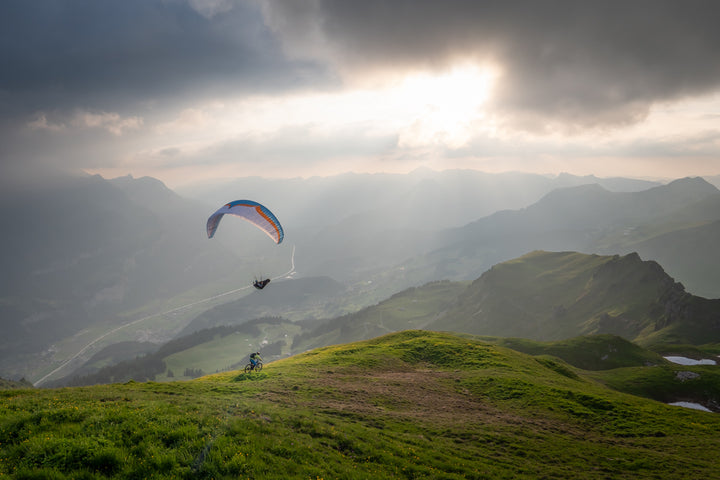 Gleitschirmflieger und Biker am Hasliberg | Original Print