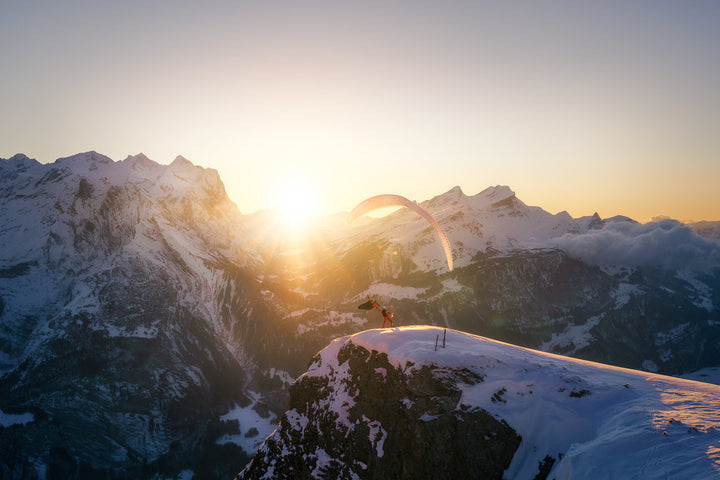 Skifahrer Und Gleitschirmflieger Am Hasliberg | Original Print
